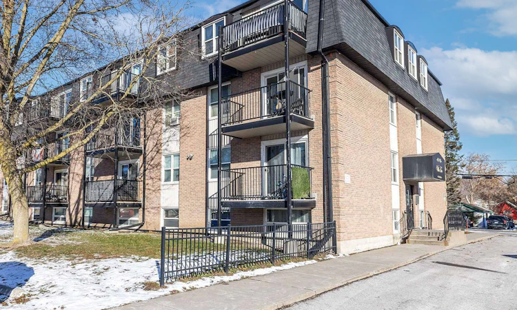 206-25 College Street E