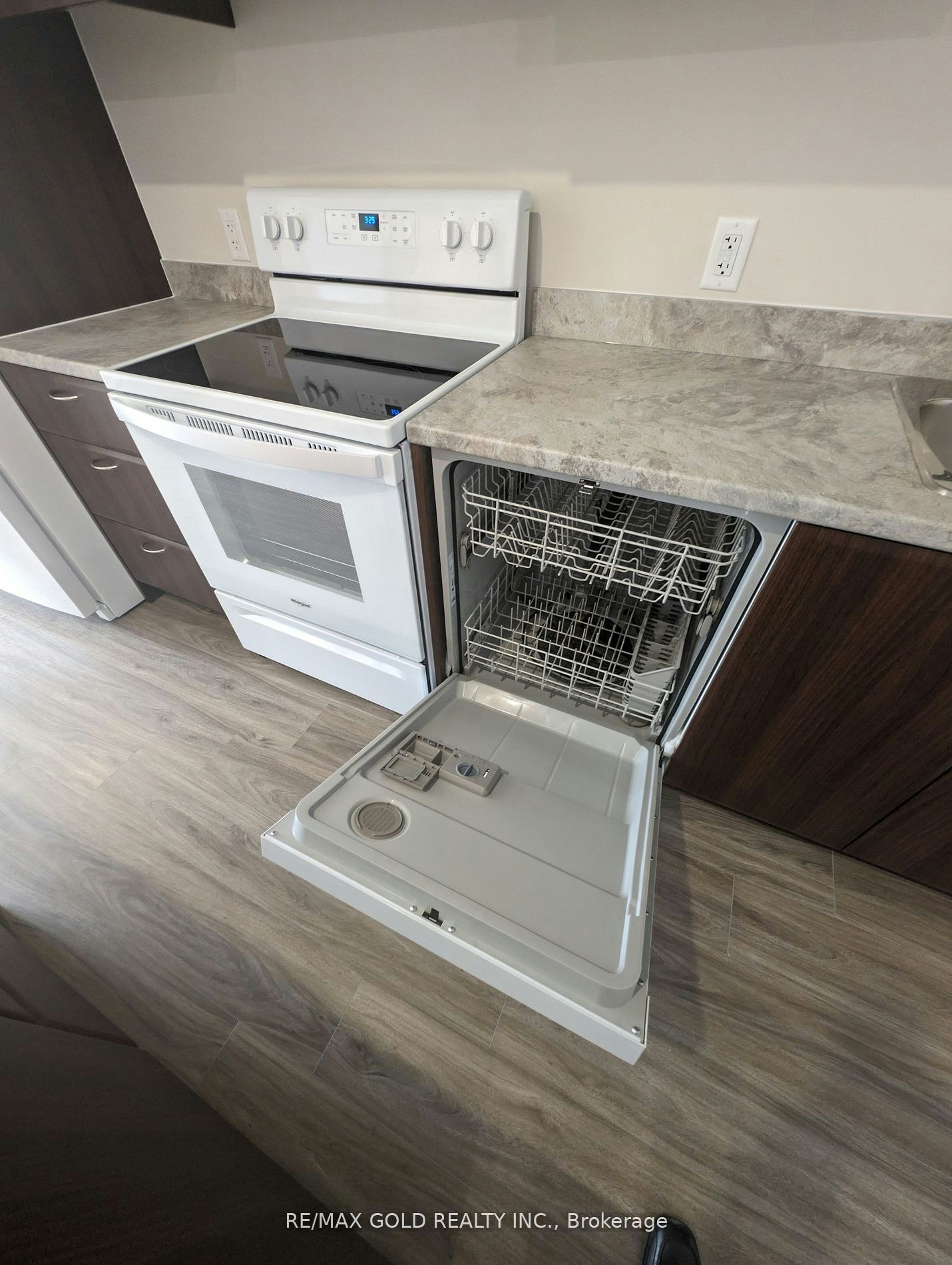 105-50 Herrick Avenue, St. Catharines, ON, L2P 2T9 - 6