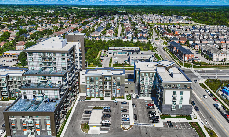 1202-470 Dundas Street E