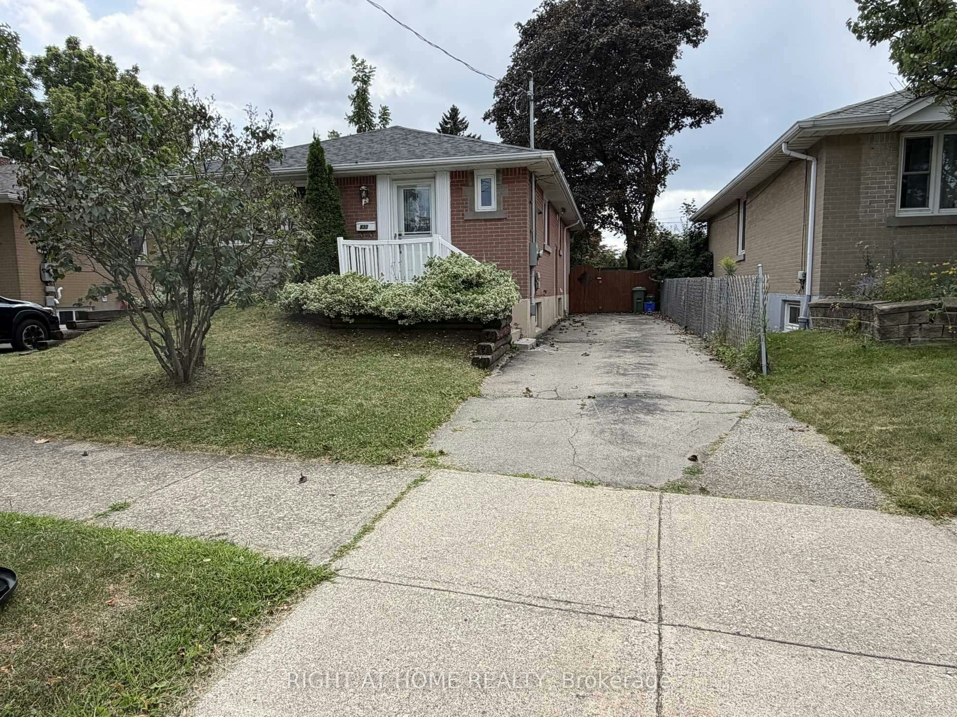 Lower-830 Brucedale Avenue E, Hamilton, ON, L8T 1L3 - 2