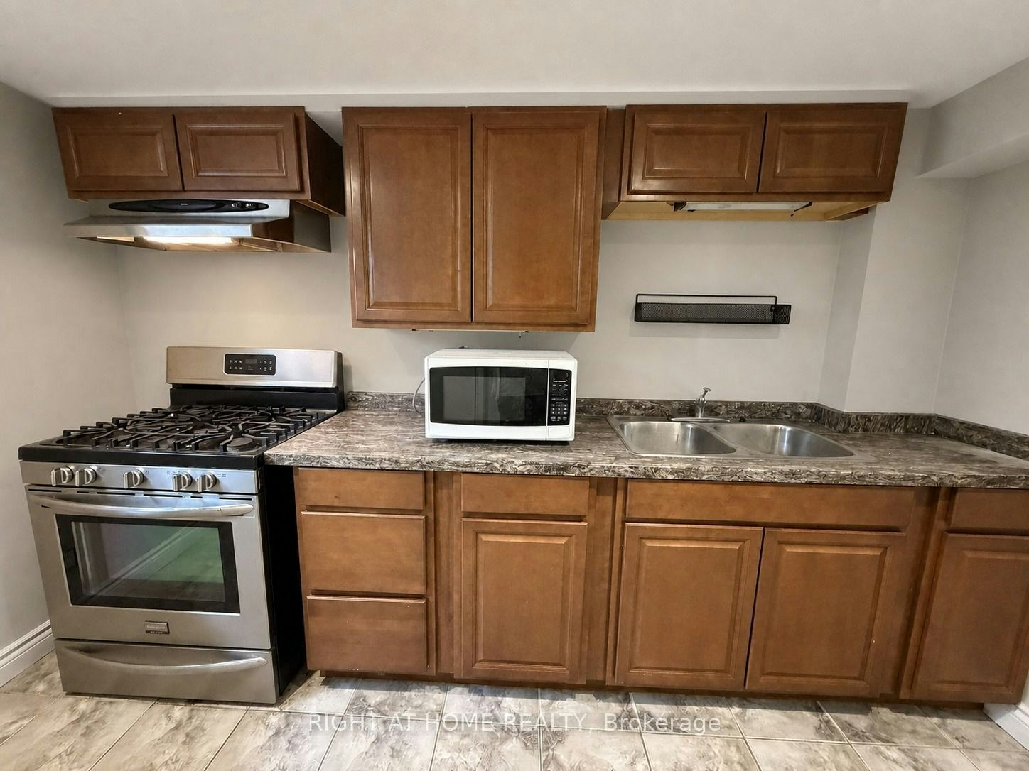 Lower-830 Brucedale Avenue E, Hamilton, ON, L8T 1L3 - 6