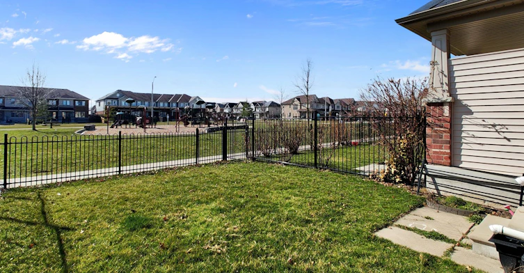 8472 Hickory Lane, Niagara Falls, ON, L2H 0L3 - 3