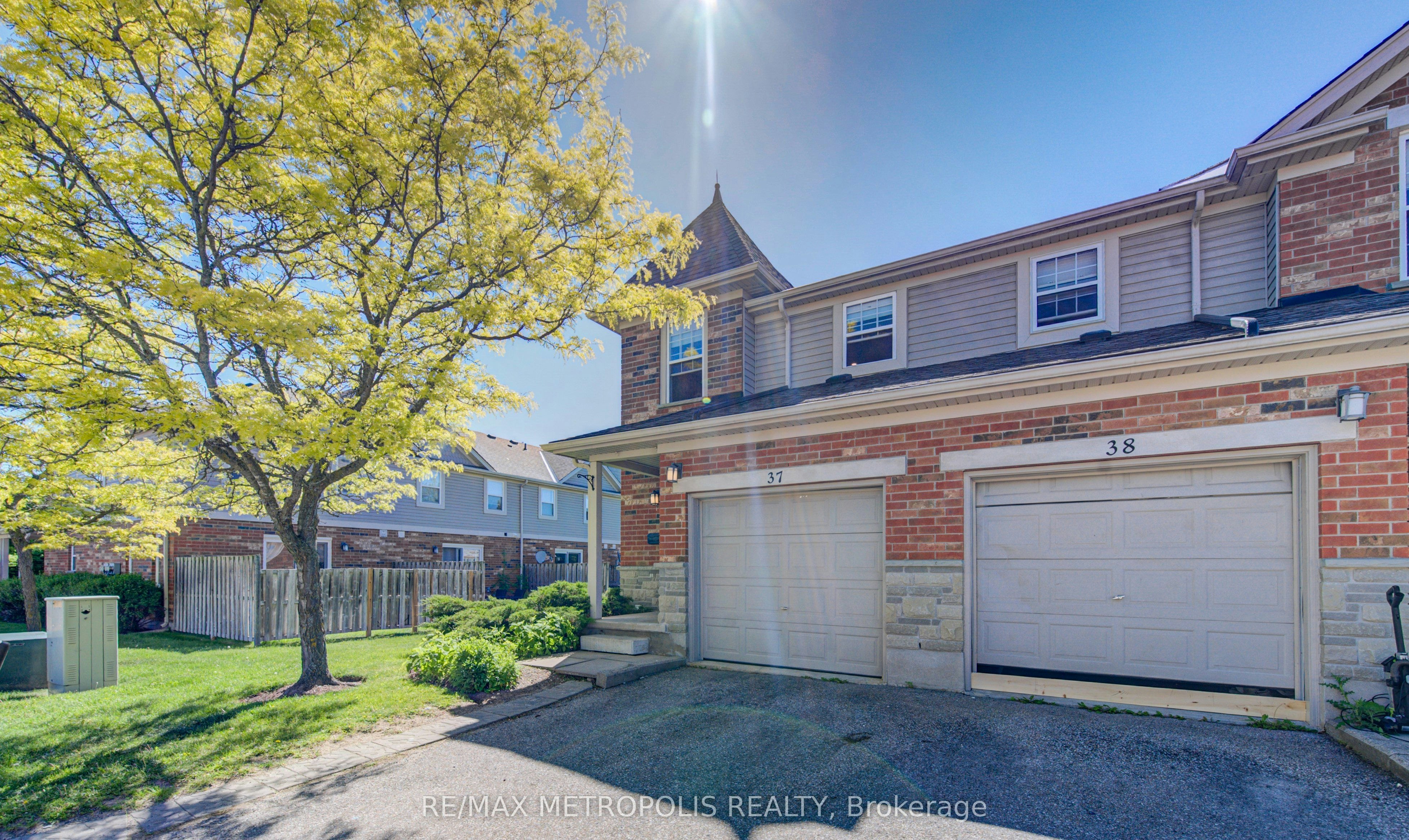 37-124 Gosling Gardens, Guelph, ON, N1G 5K6 - 2