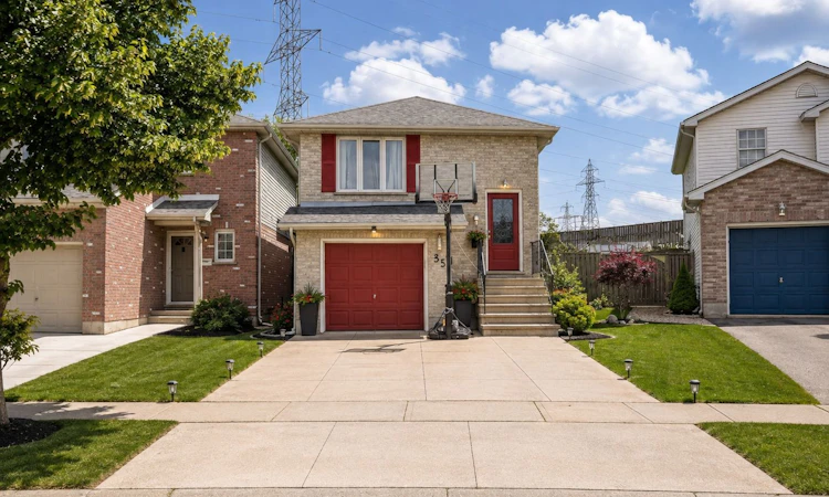 35 Phair Crescent