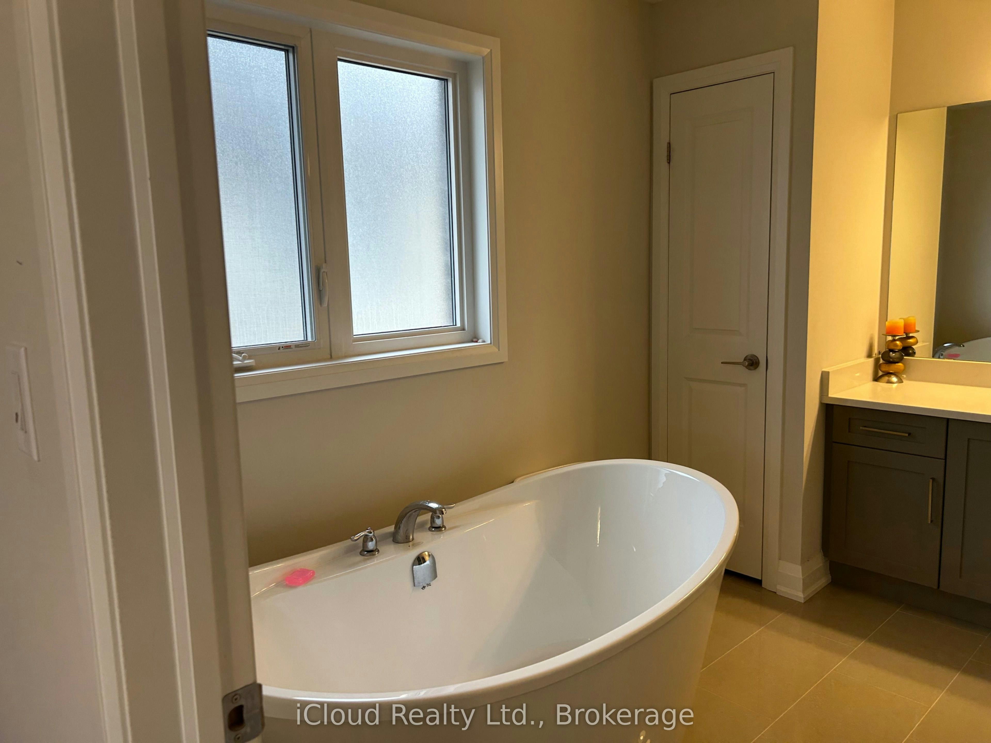 Upper-9306 White Oak Avenue, Niagara Falls, ON, L2G 0E9 - 24