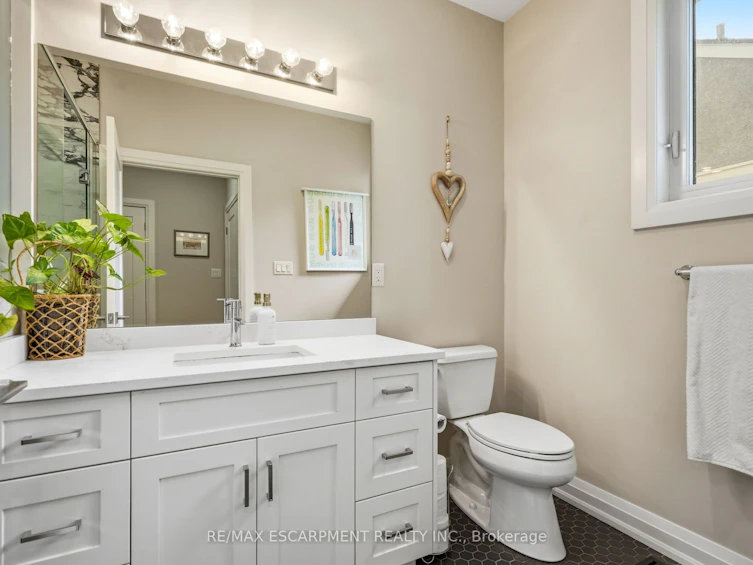 42 Carlton Avenue, Welland, ON, L3C 1P9 - 25