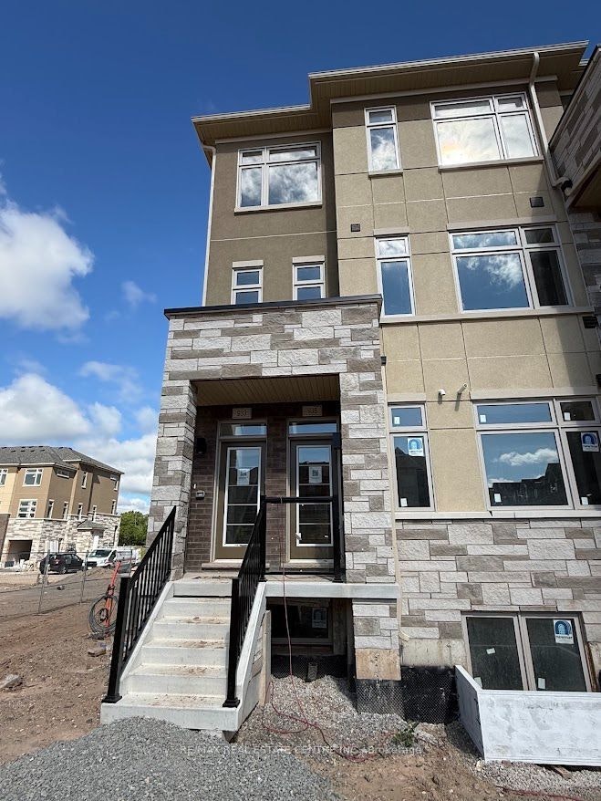 933 North Waterdown Drive, Hamilton, ON, L8B 1W3