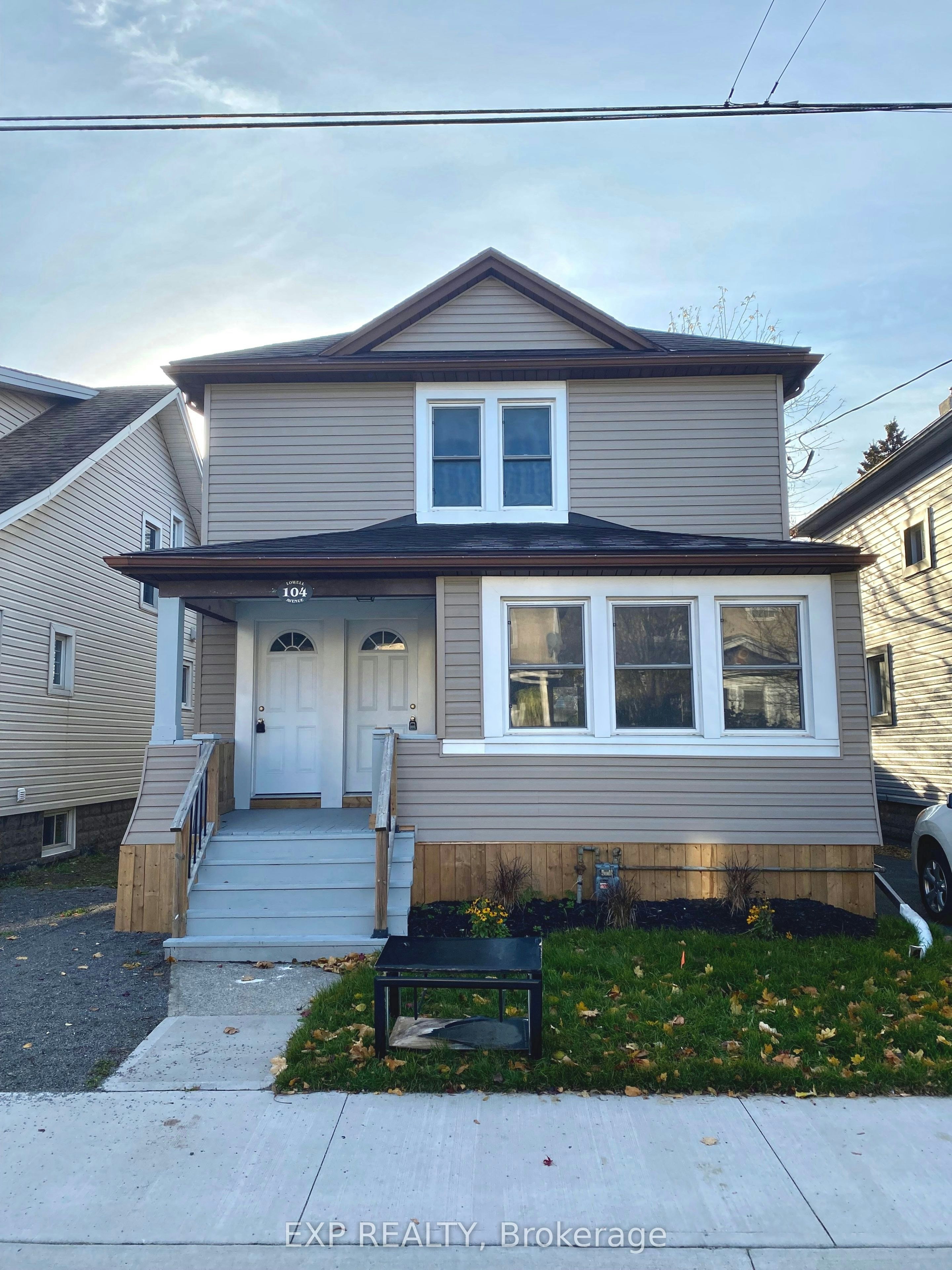 UPPER LEVEL-104 Lowell Avenue, St. Catharines, ON, L2R 2E2