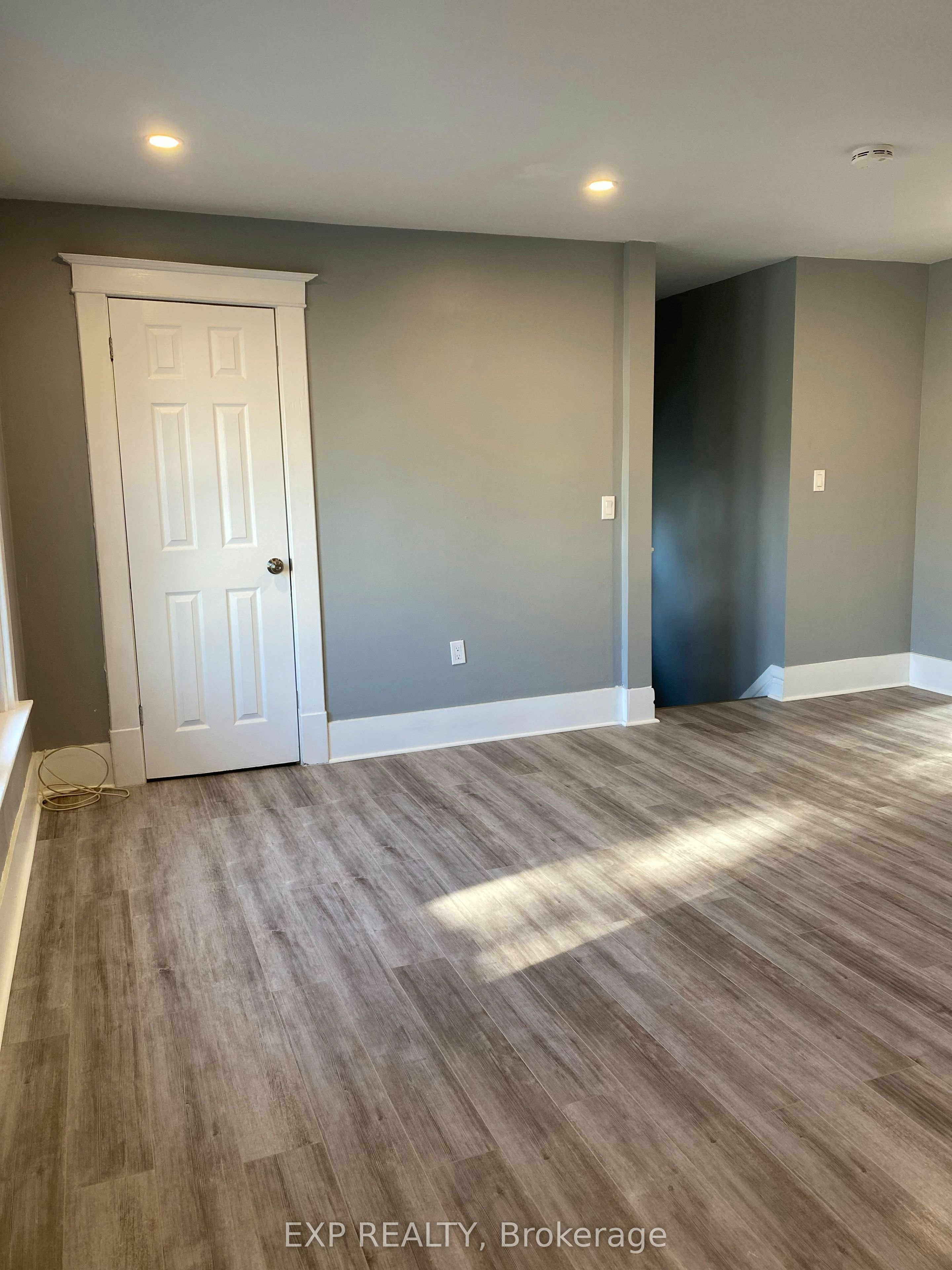 UPPER LEVEL-104 Lowell Avenue, St. Catharines, ON, L2R 2E2 - 3