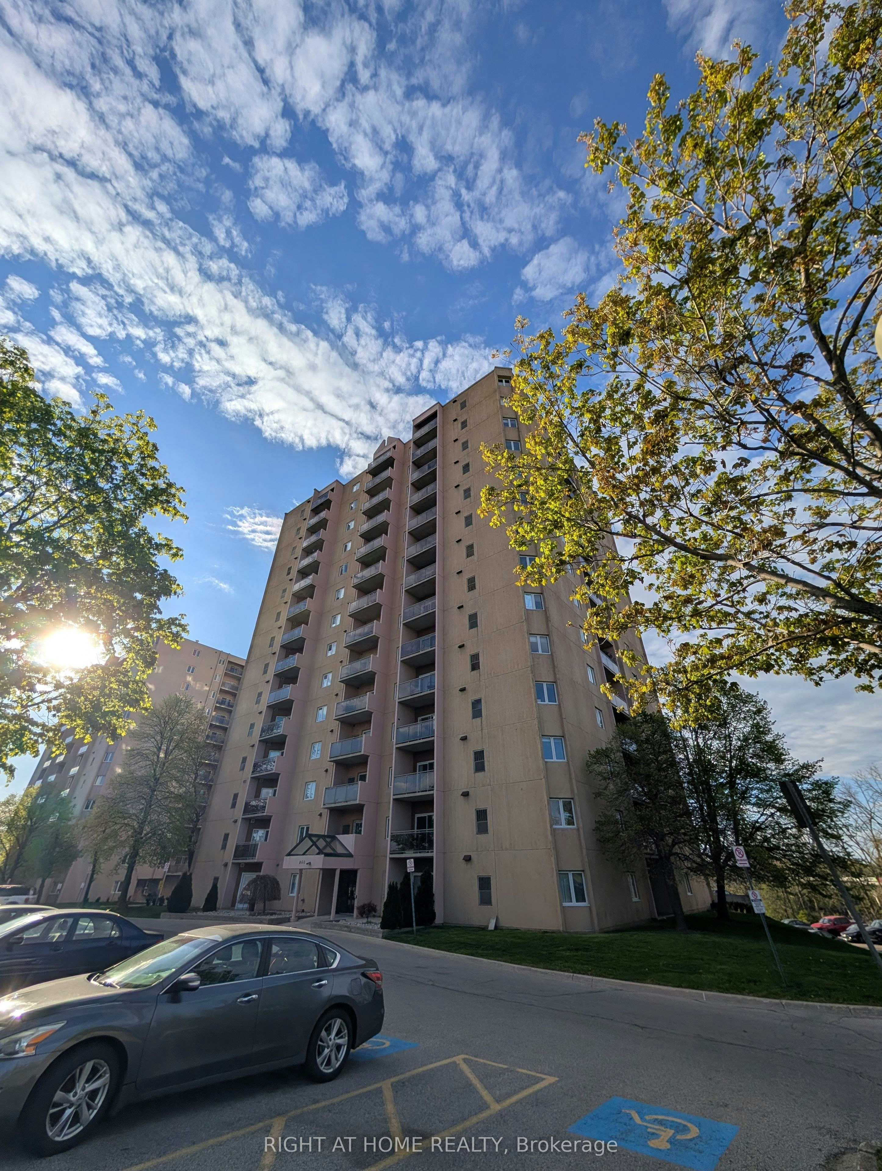 408-860 Commissioners Road E, London, ON, N6C 5Y8