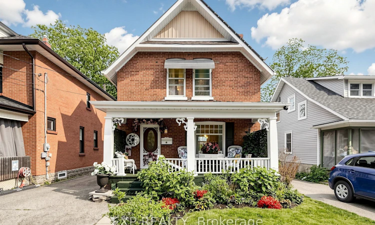 28 Simcoe Street