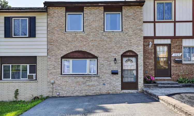 1621 Applewood Crescent