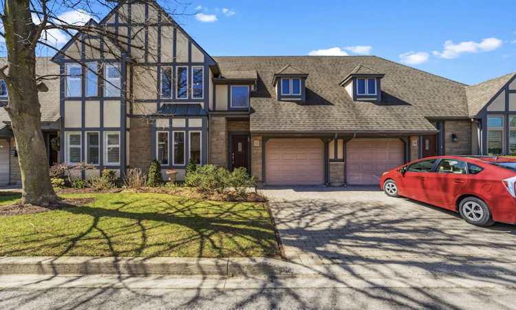 12-575 Simcoe Street