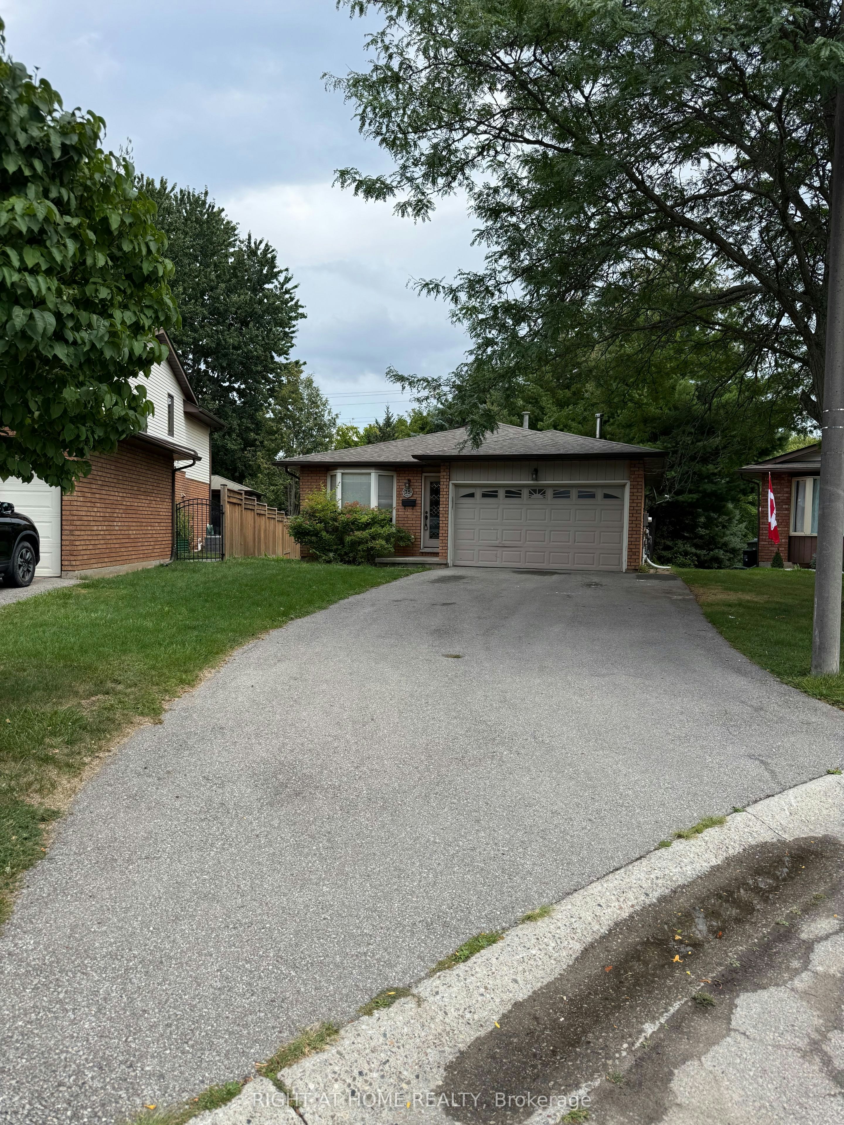 35 Bloomsbury Court, Hamilton, ON, L9G 4L6 - 2