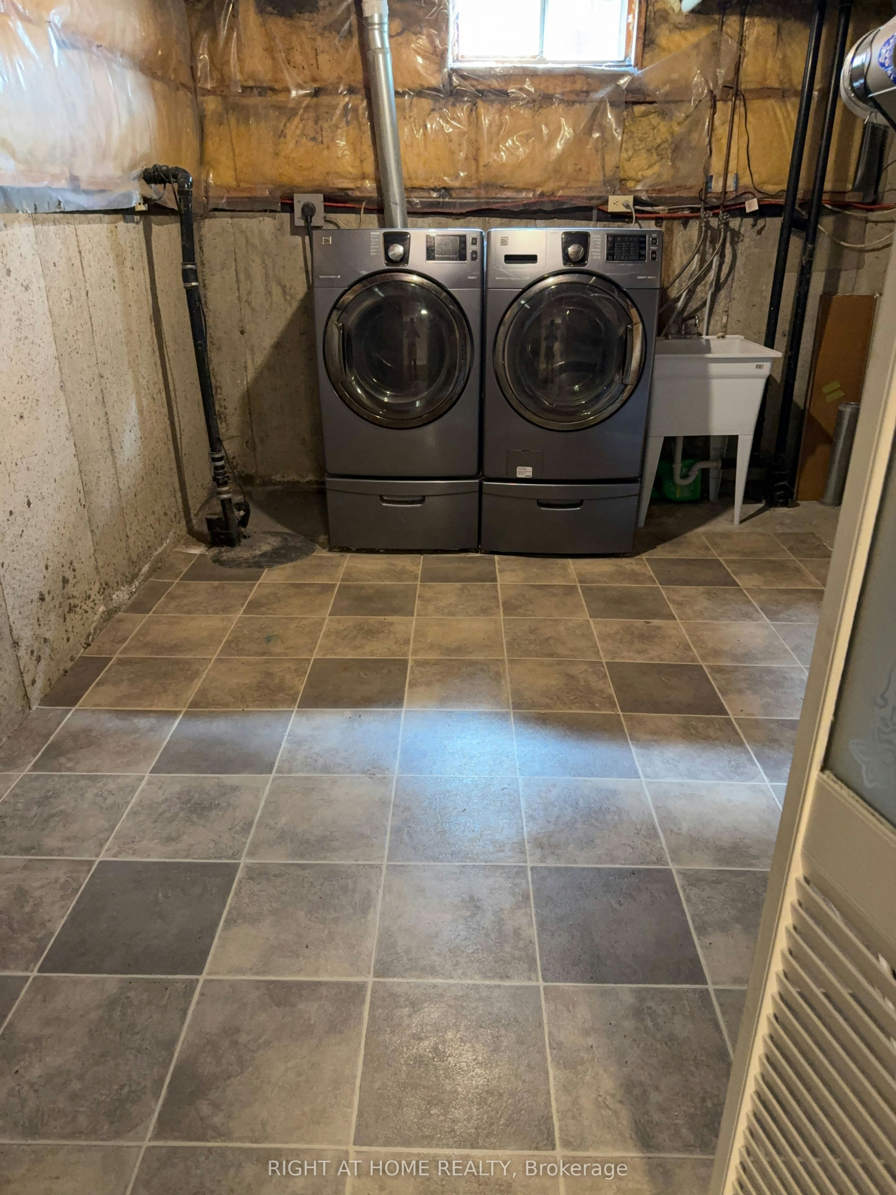 35 Bloomsbury Court, Hamilton, ON, L9G 4L6 - 26