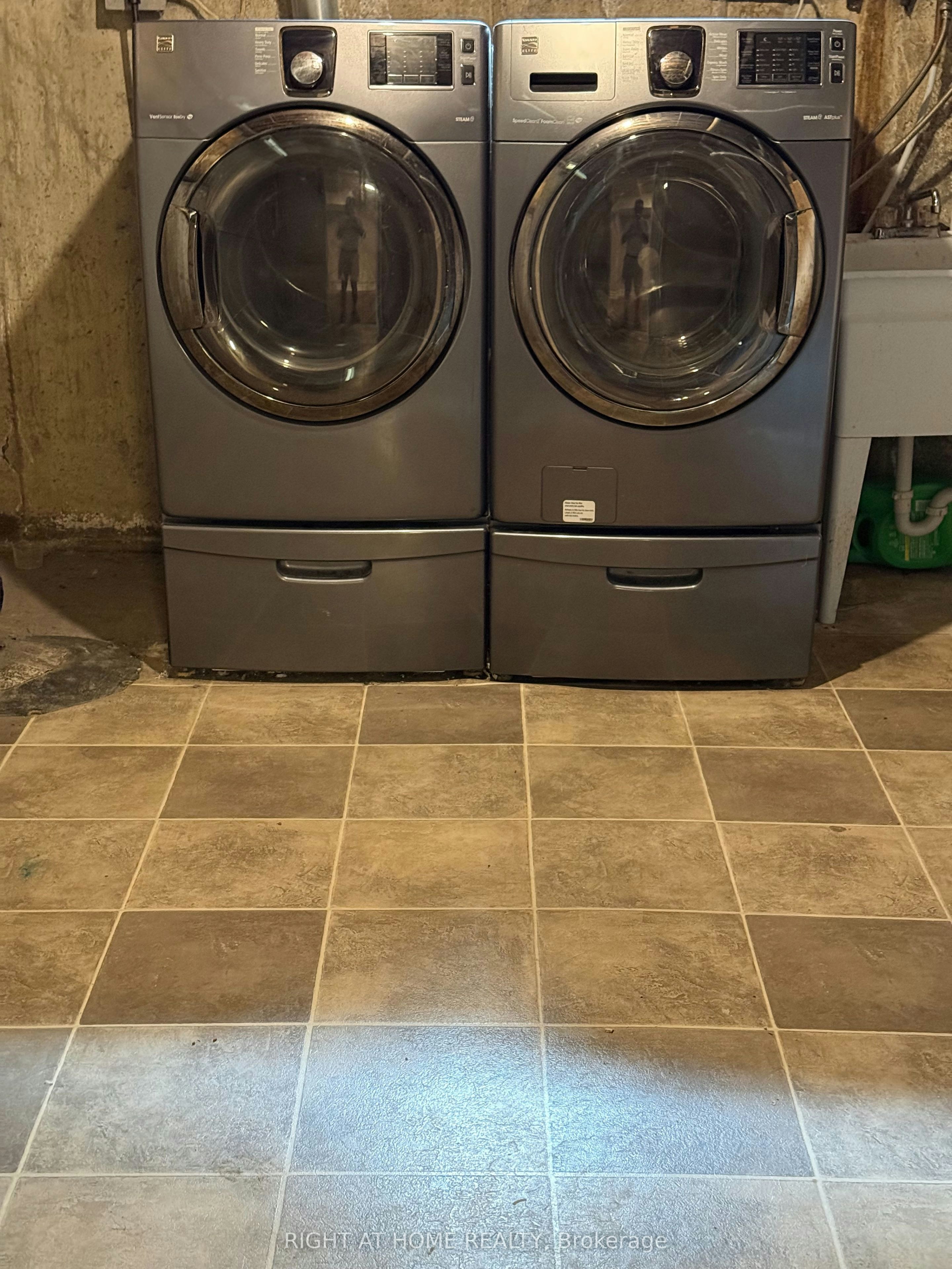 35 Bloomsbury Court, Hamilton, ON, L9G 4L6 - 29