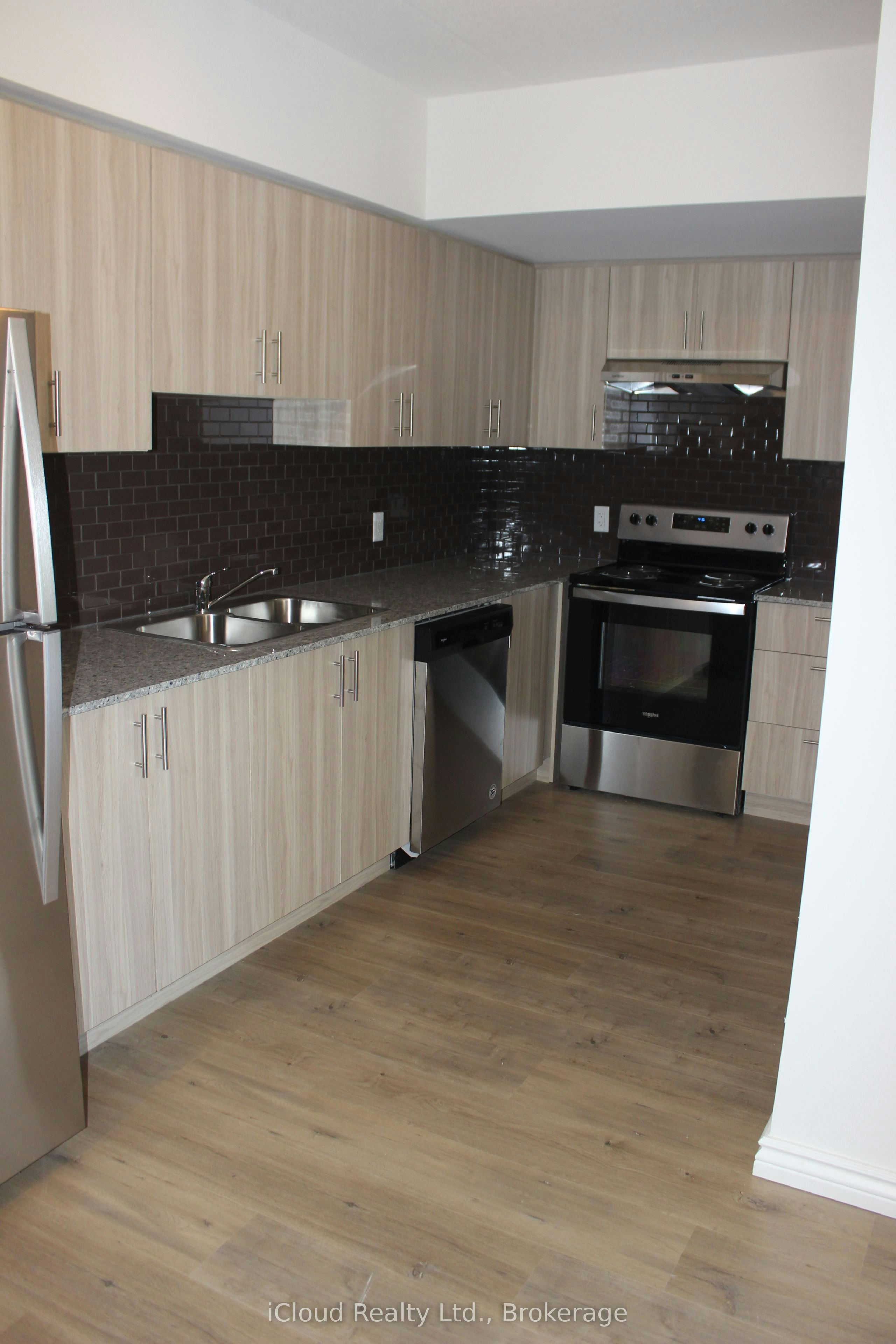 B312-275 Larch Street, Waterloo, ON, N2L 3R2 - 9