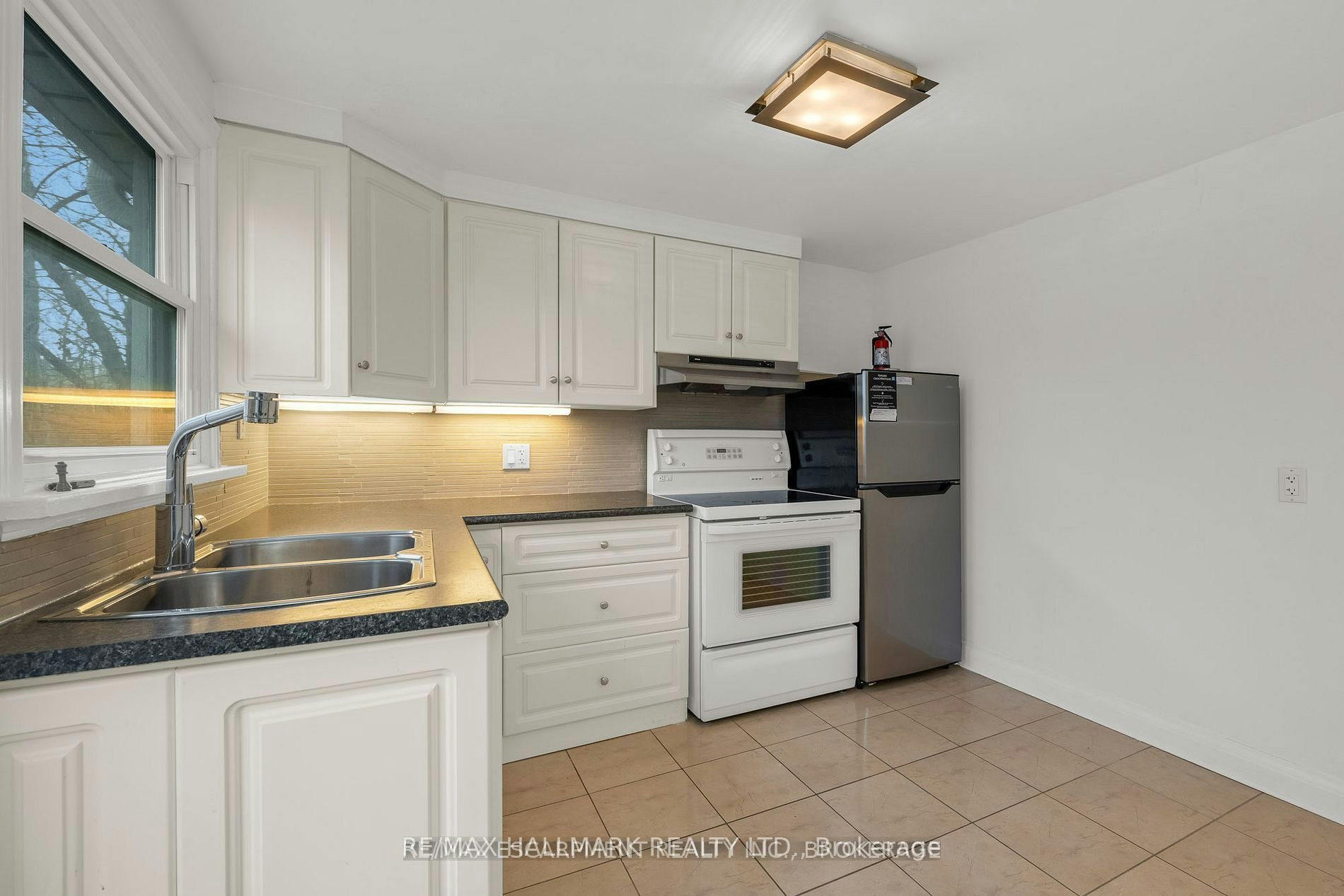 Upper-160 Welland Avenue, St. Catharines, ON, L2R 2N6 - 3