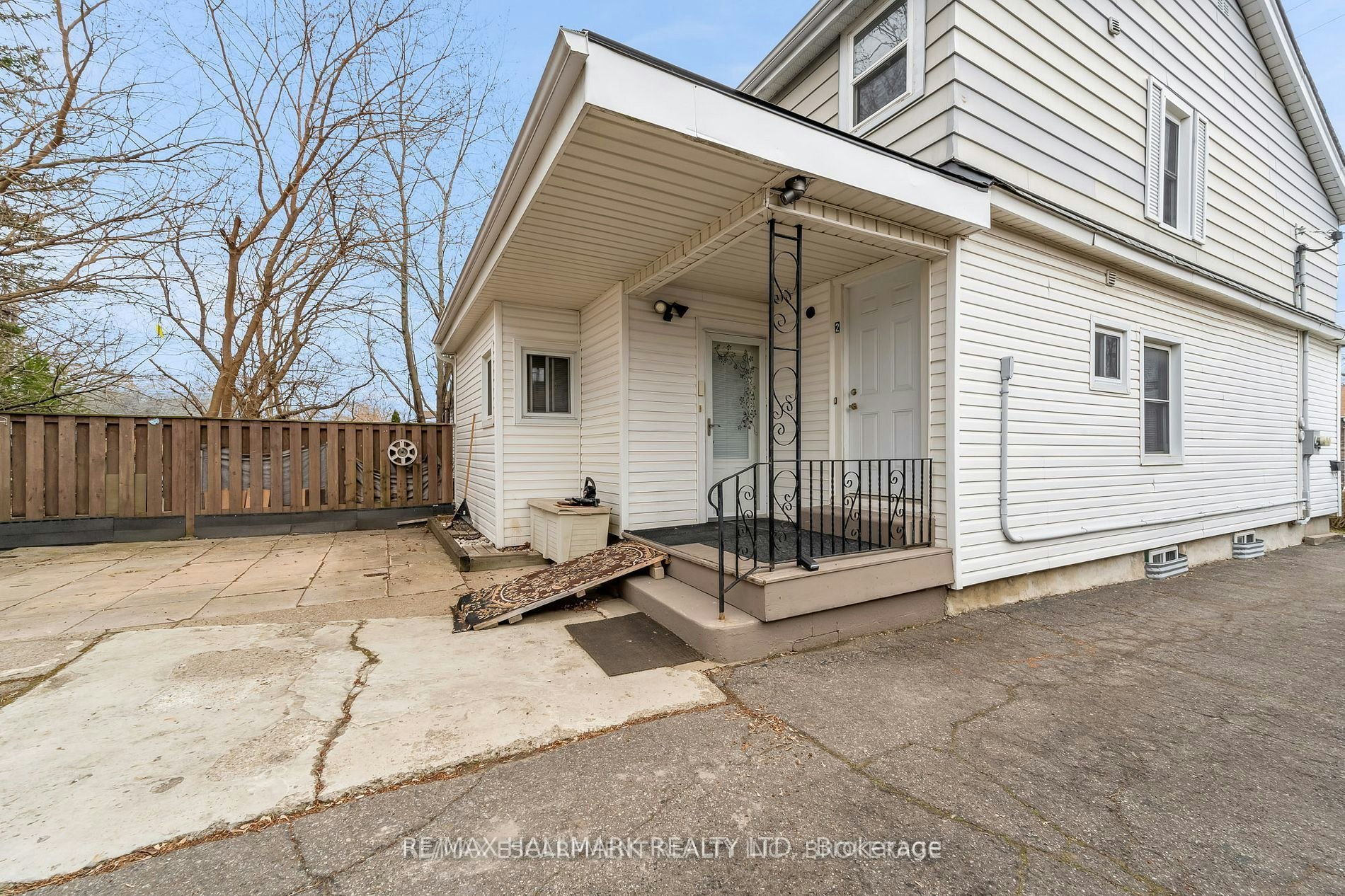 Upper-160 Welland Avenue, St. Catharines, ON, L2R 2N6 - 2