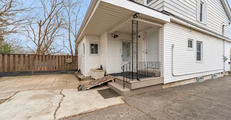 Upper-160 Welland Avenue, St. Catharines, ON, L2R 2N6 - 2