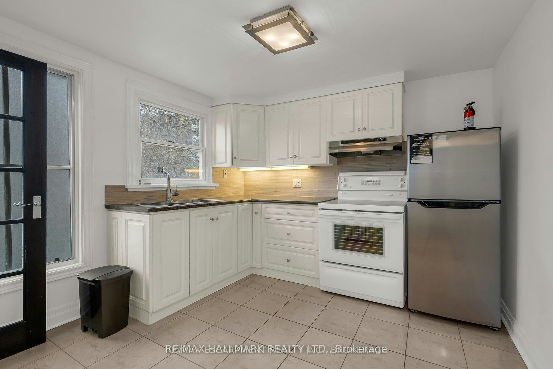 Upper-160 Welland Avenue, St. Catharines, ON, L2R 2N6 - 4