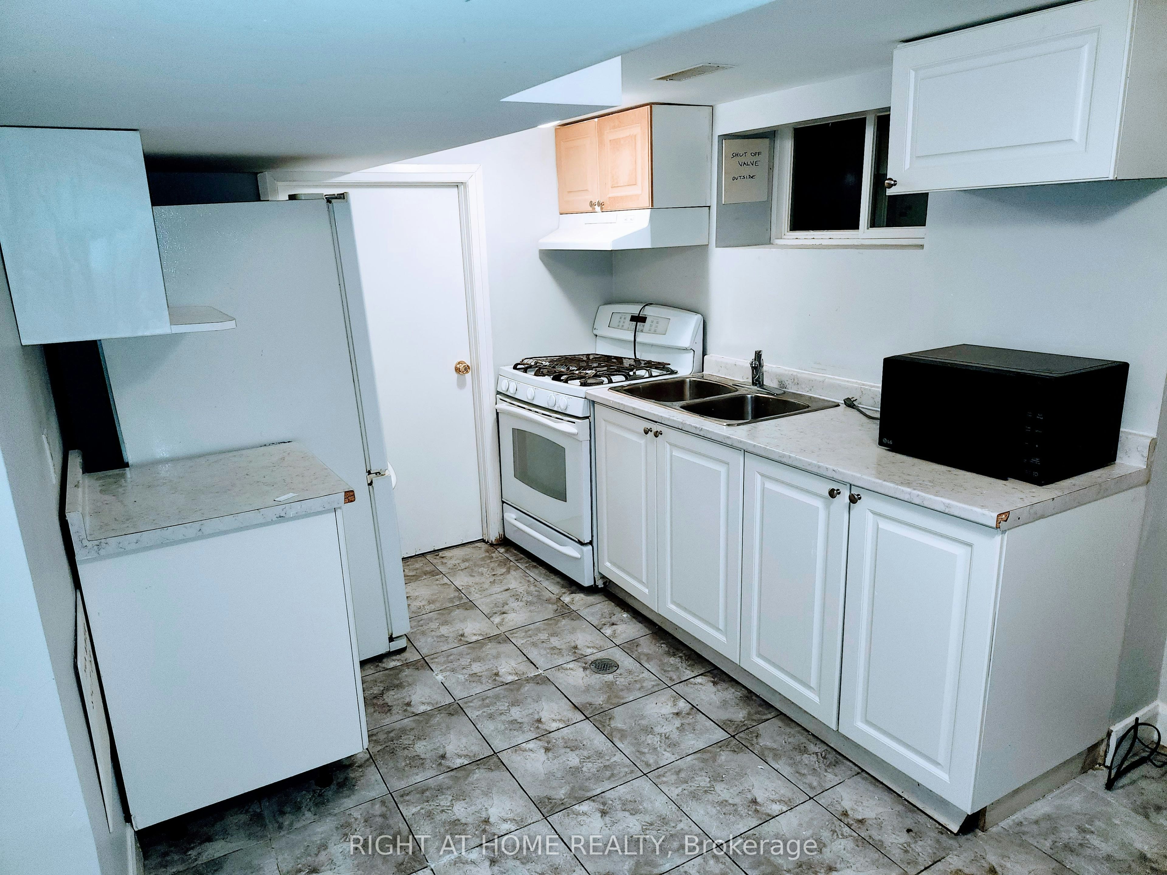 Basemnt-48 Westmount Road S, Waterloo, ON, N2L 2K6 - 6