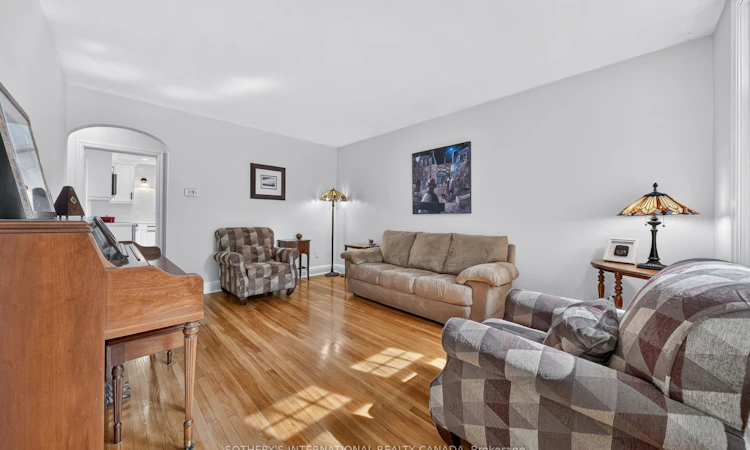 38 Roslin Avenue S