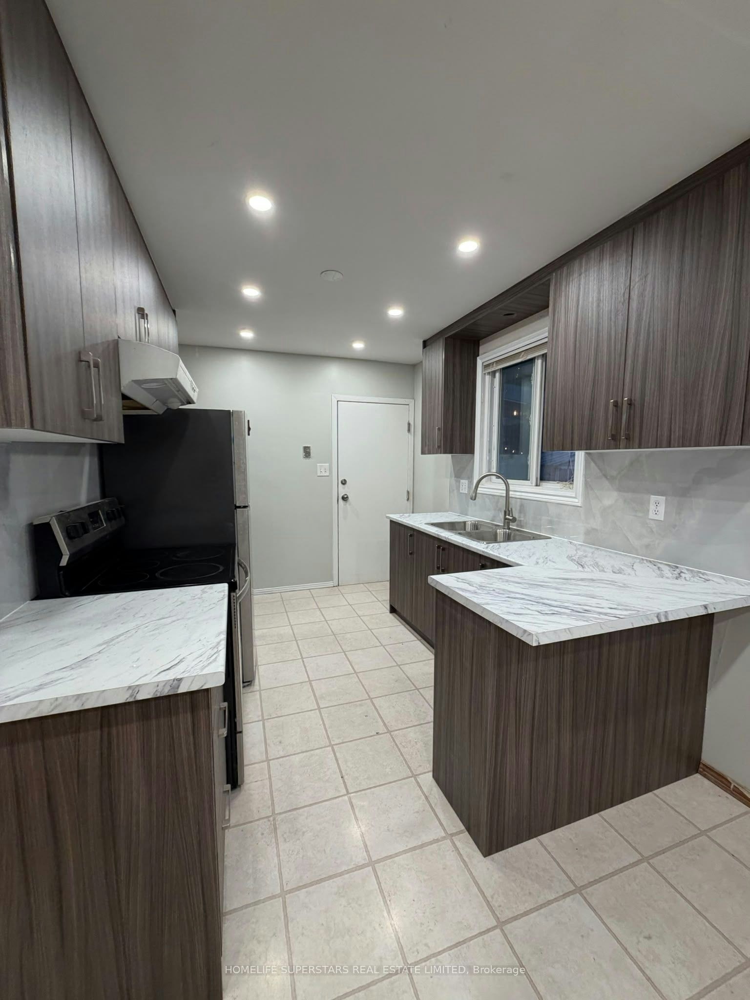 Upper Unit,-139 Macgregor Crescent, Waterloo, ON, N2J 3X2 - 3