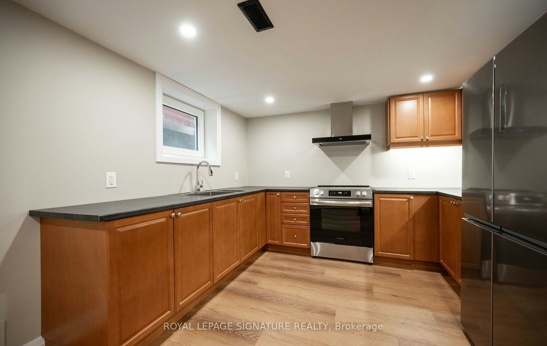 16 Eleanor (Lower Level) Court, Guelph, ON, N1E 1S8 - 12