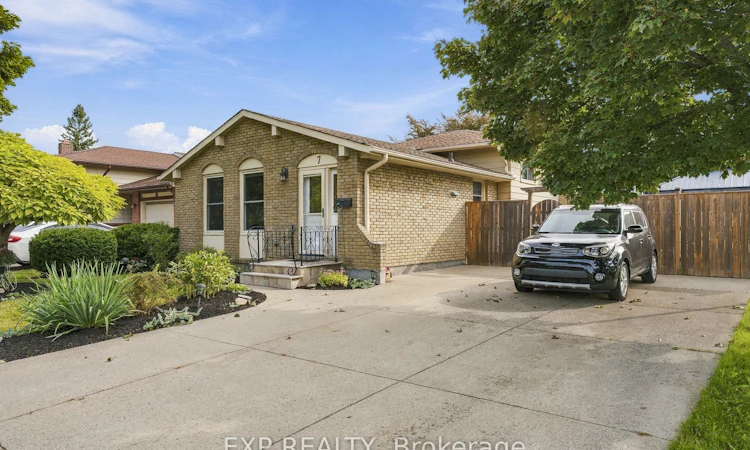 7 Roehampton Avenue