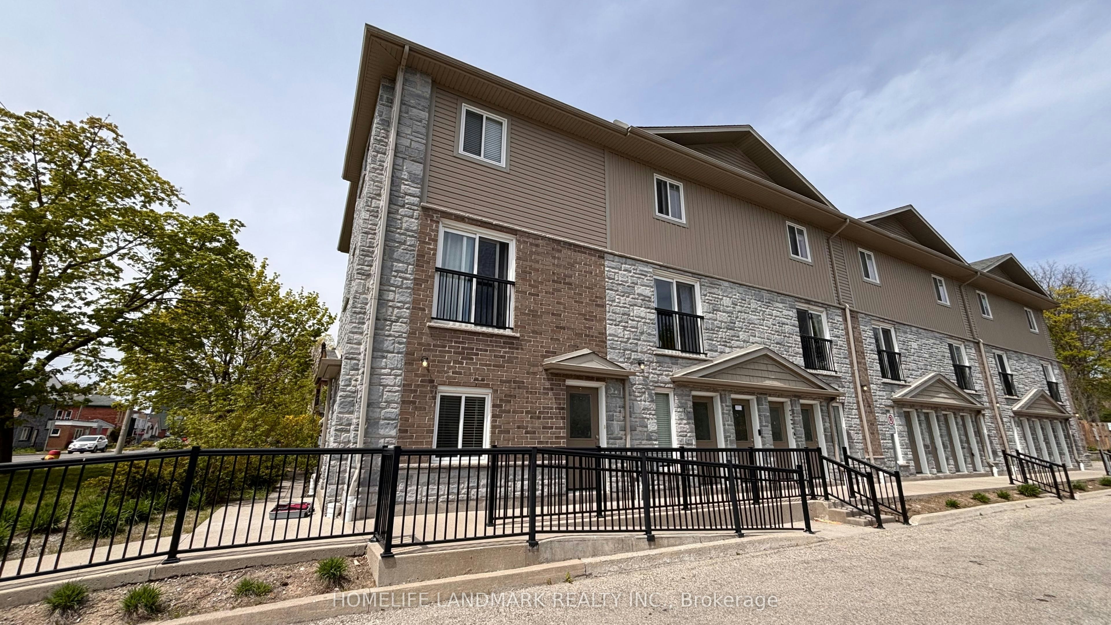 1-122 Courtland Avenue E, Kitchener, ON, N2H 1Y9