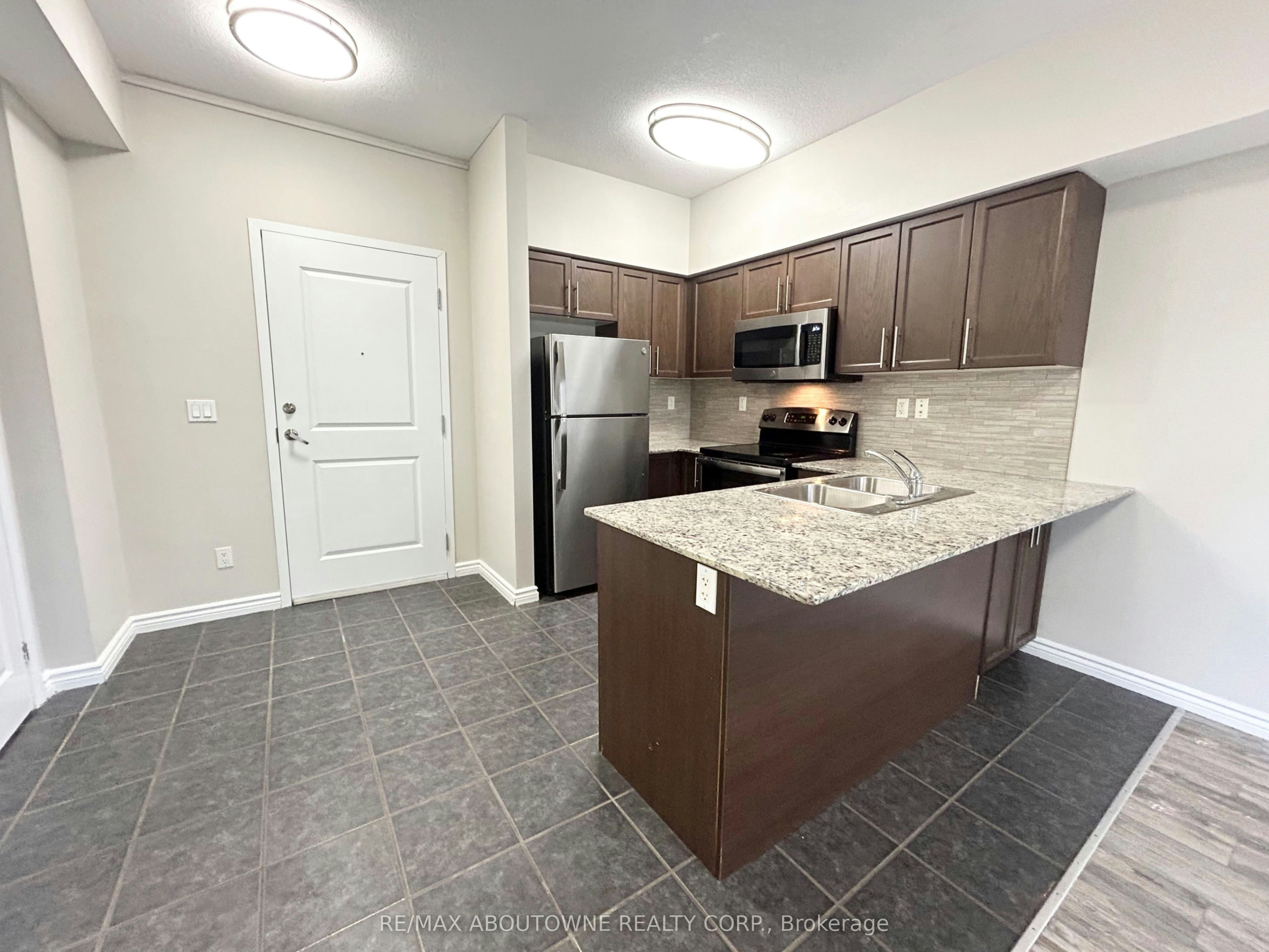 102-5 Rittenhouse Road, Kitchener, ON, N2E 2M8 - 2