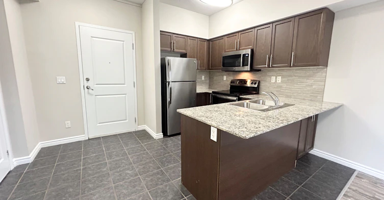 102-5 Rittenhouse Road, Kitchener, ON, N2E 2M8 - 2