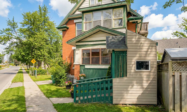 64 Lancaster Street E