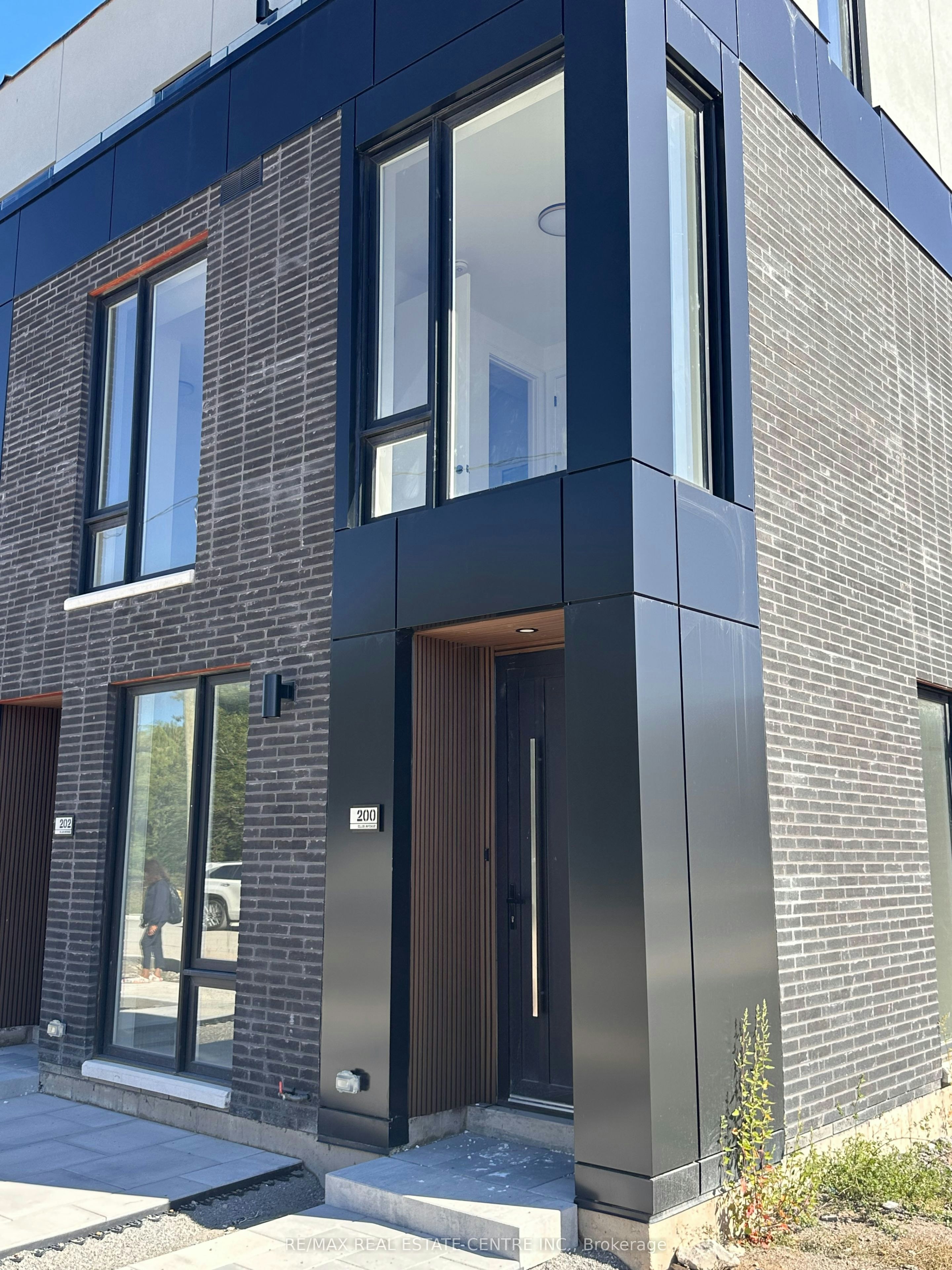 200 Ellis Avenue, St. Catharines, ON, L2P 0H2 - 2