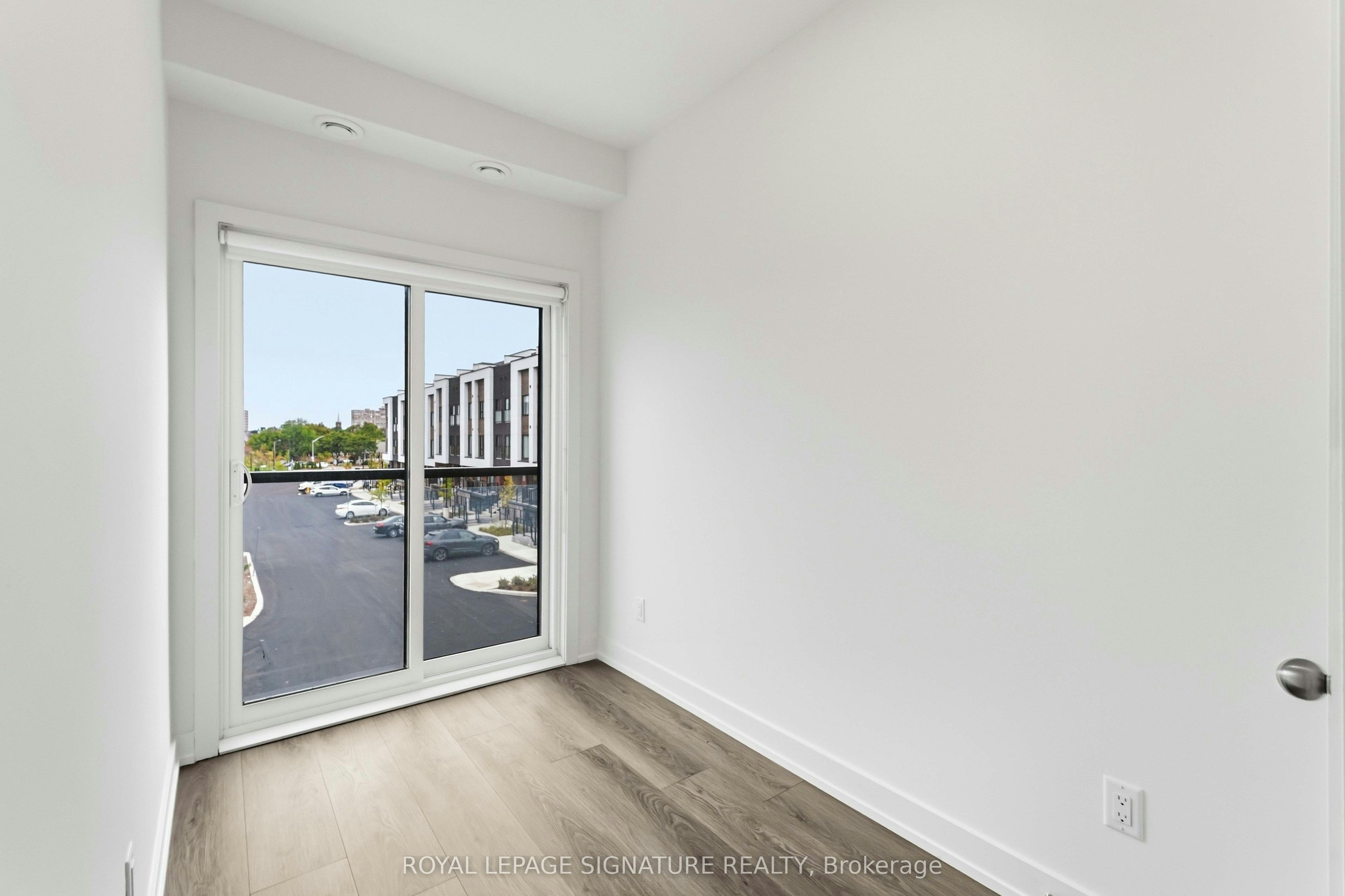 307C-16 Melbourne Avenue, St. Catharines, ON, L2P 0G5 5