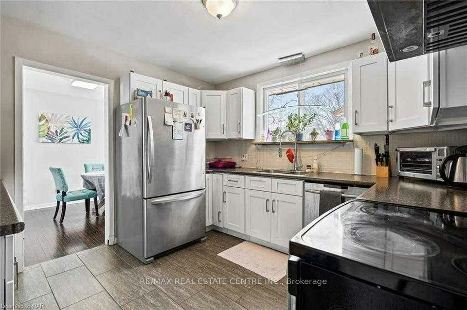 2 Stewart Avenue, Thorold, ON, L2V 2W5 - 4