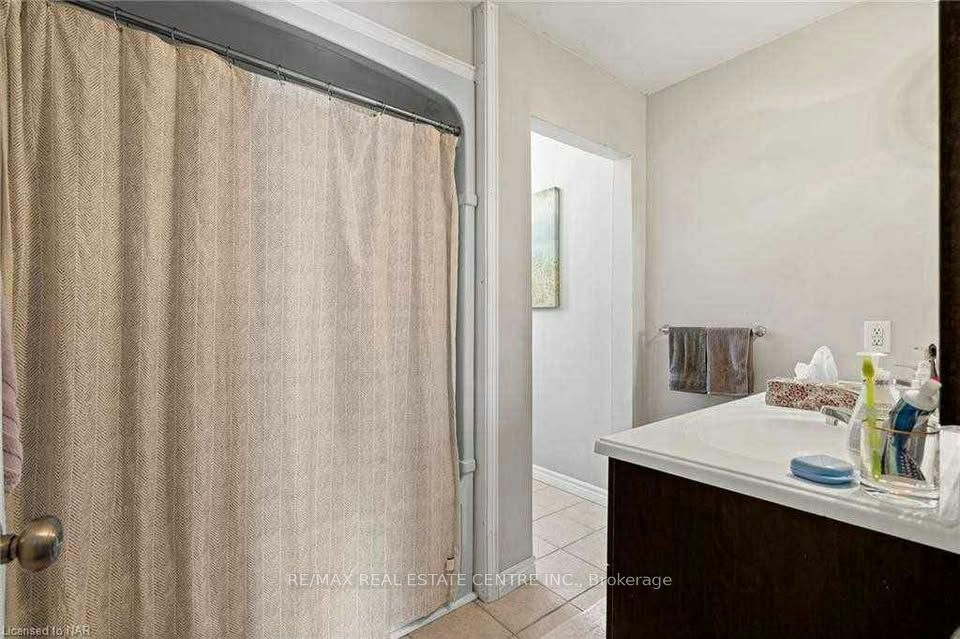 2 Stewart Avenue, Thorold, ON, L2V 2W5 - 7
