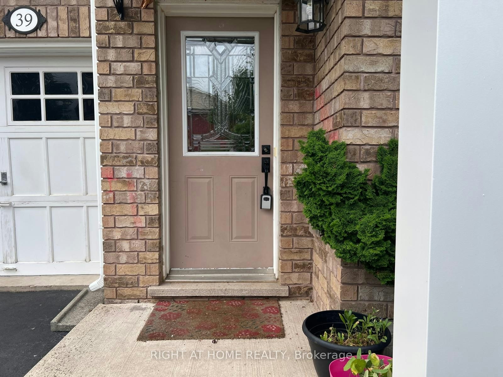 39 Golden Iris Crescent, Hamilton, ON, L8B 0R6