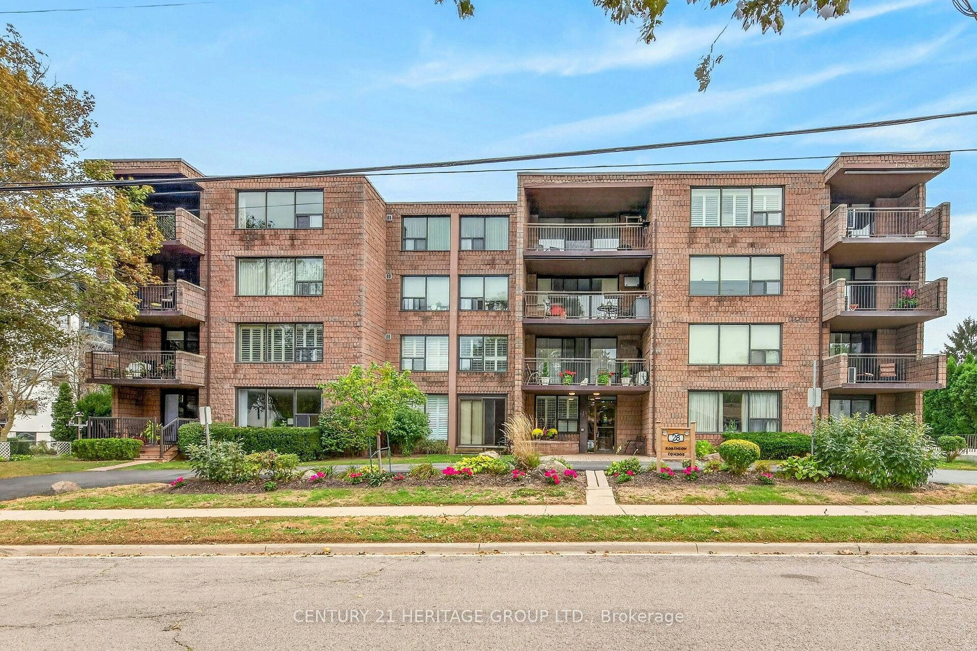 101-28 Robinson Street N - 3
