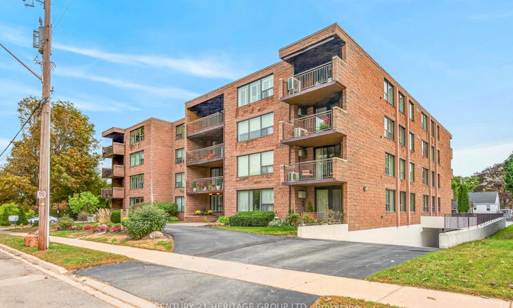101-28 Robinson Street N