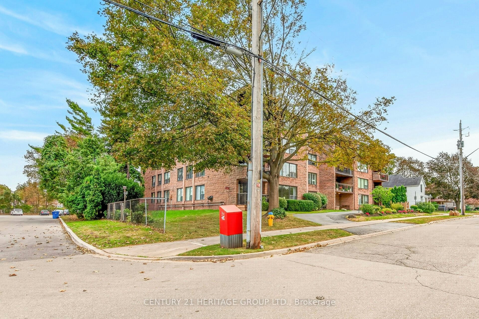 101-28 Robinson Street N - 5
