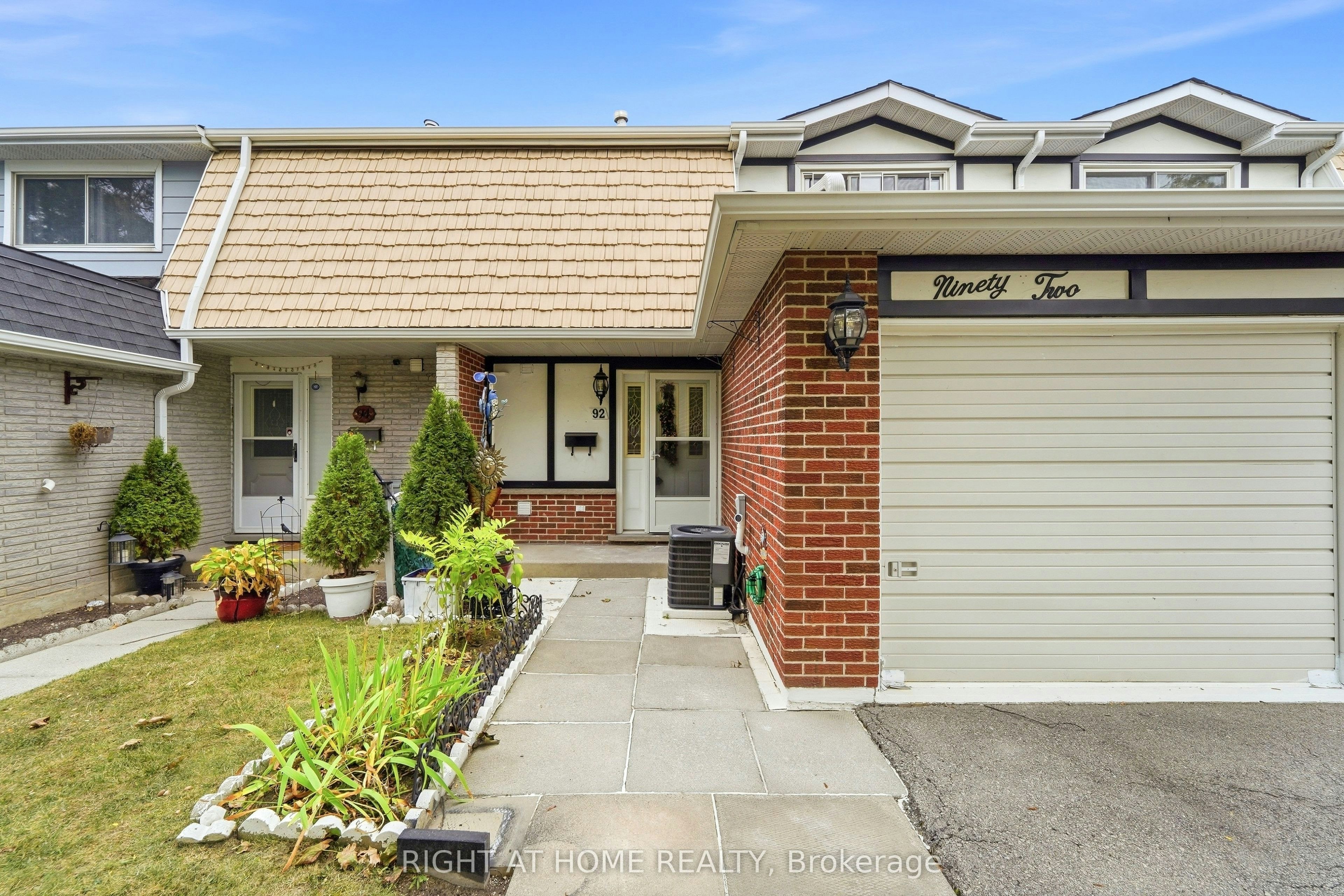 92-92 St Andrews Drive, Hamilton, ON, L8K 6H4