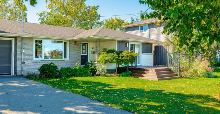 Upper-71 Lakeside Drive, Grimsby, ON, L3M 2L4