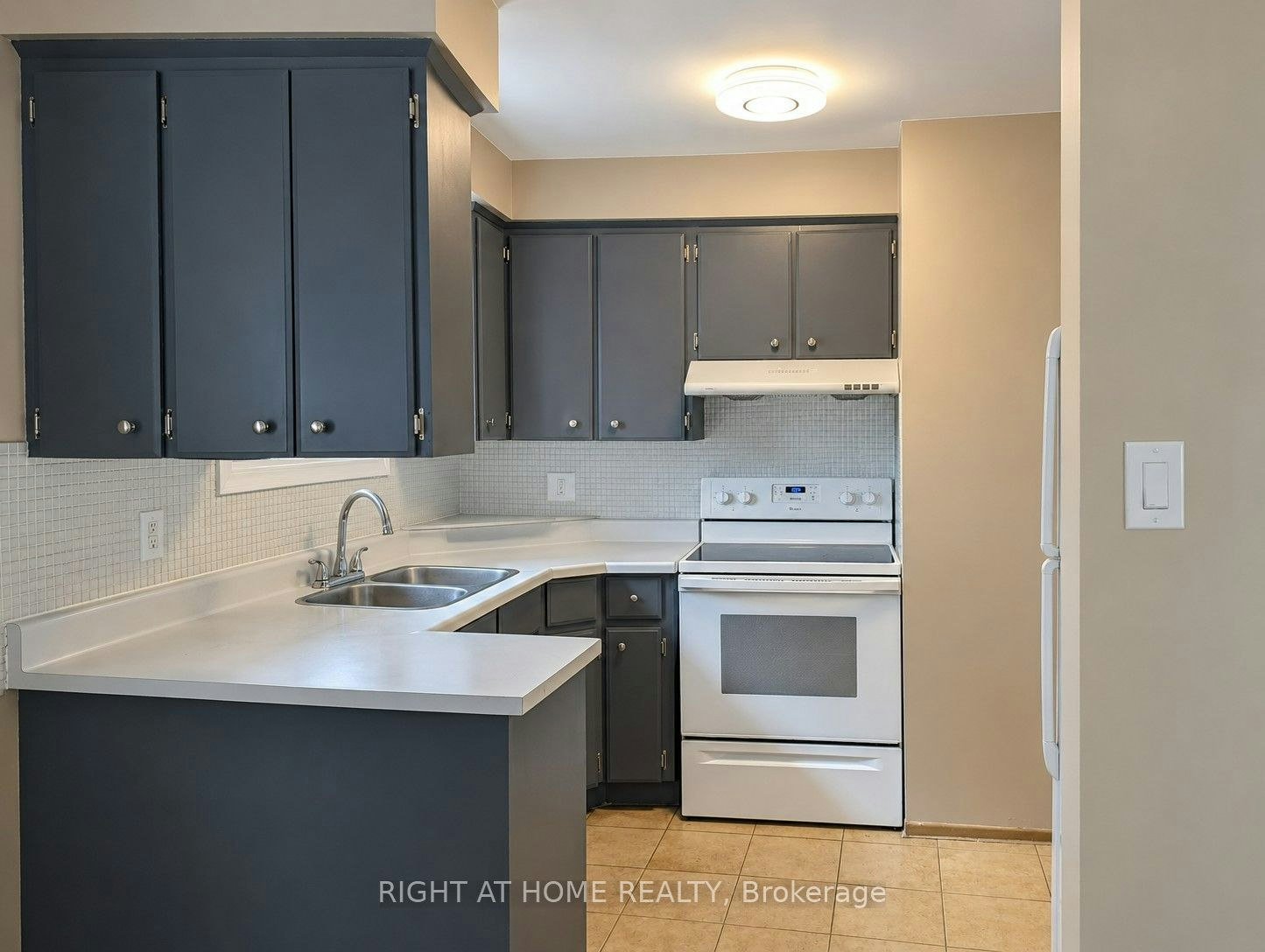 upper-30 San Remo Drive, Hamilton, ON, L9C 5N3 - 2