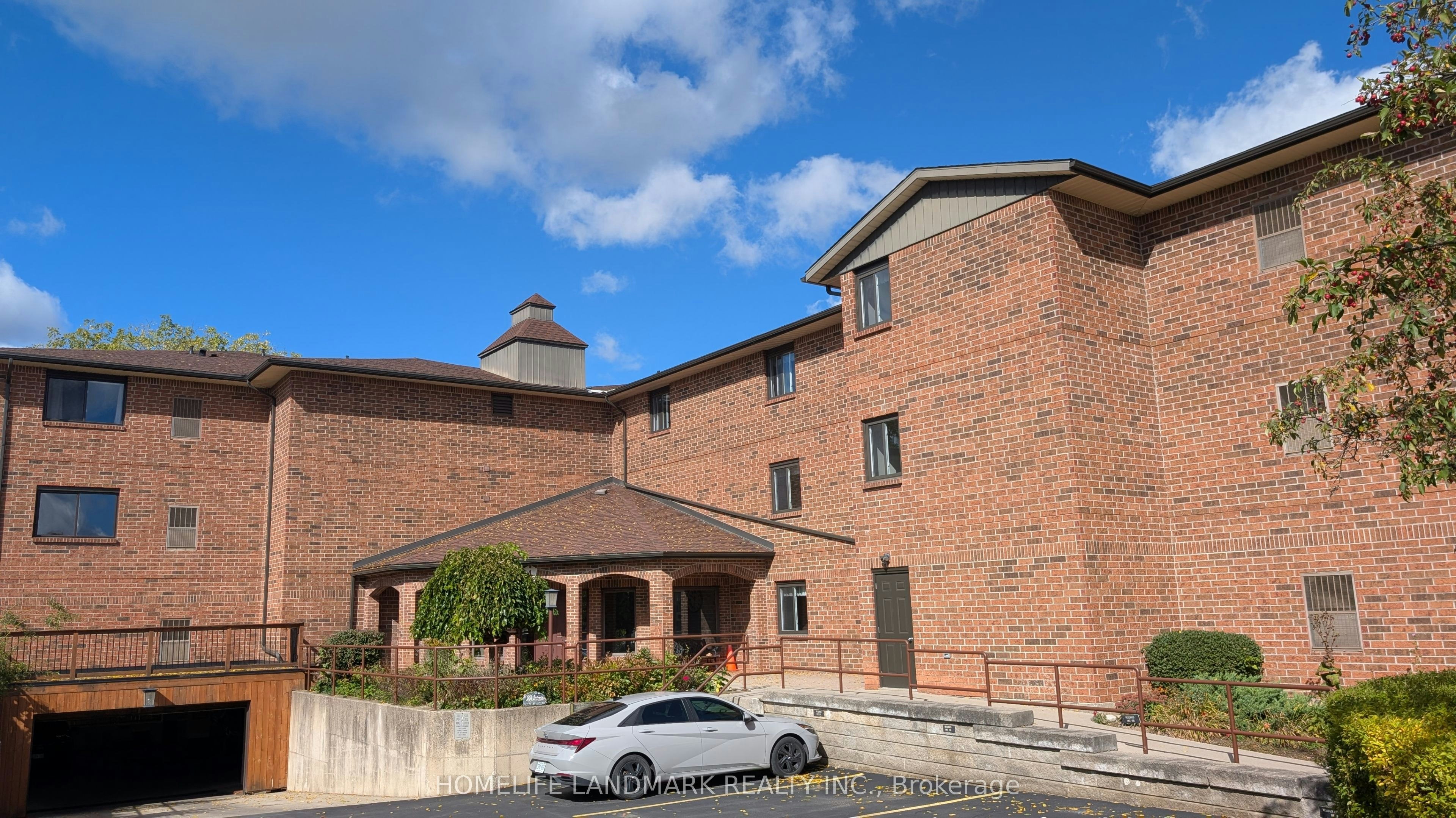 106-4 Albert Street, Cambridge, ON, N1R 3M4