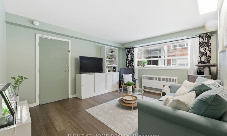 11-223 Macnab Street S