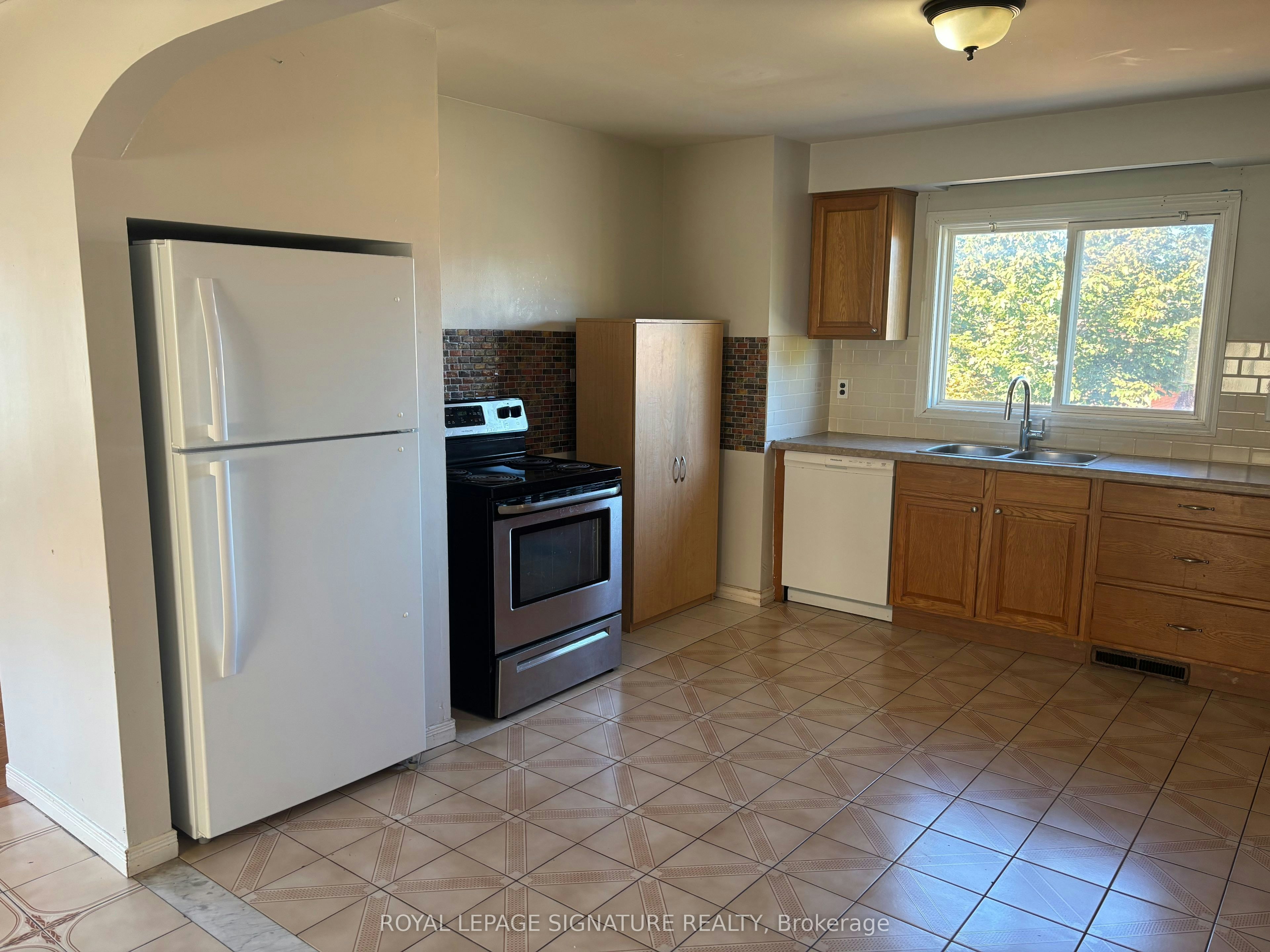 Upper-232 Barton Street, Hamilton, ON, L8E 9X9 - 5