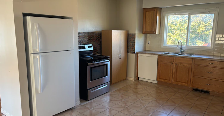 Upper-232 Barton Street, Hamilton, ON, L8E 9X9 - 5