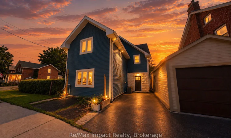 7 University Avenue E